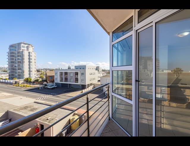 3 BEDROOM APARTMENT TO LET IN BEACHFRONT